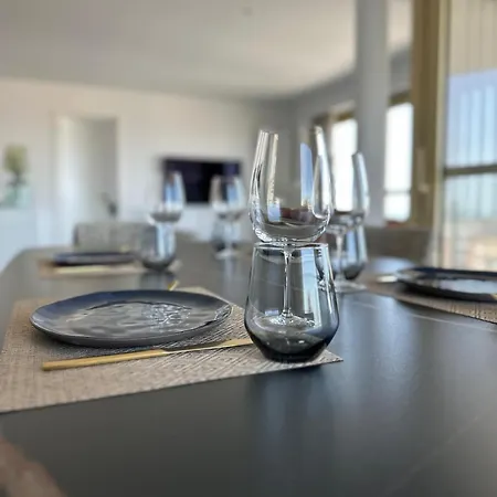 Spacious And Modern With Open Sea View 公寓 *
